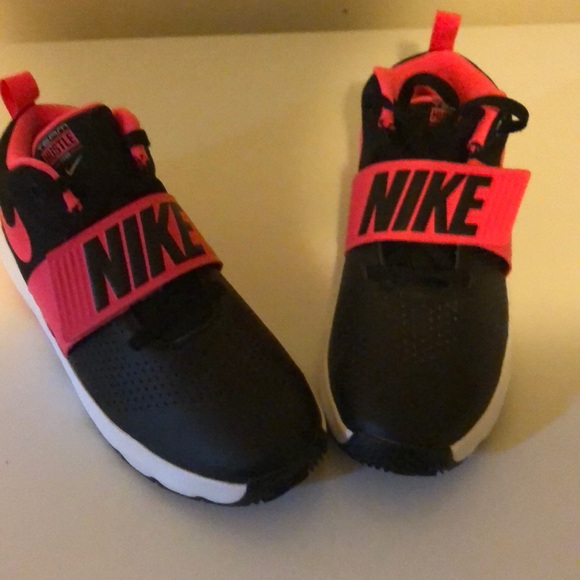 Brand new Nike size 6.5 sneakers - Picture 4 of 4